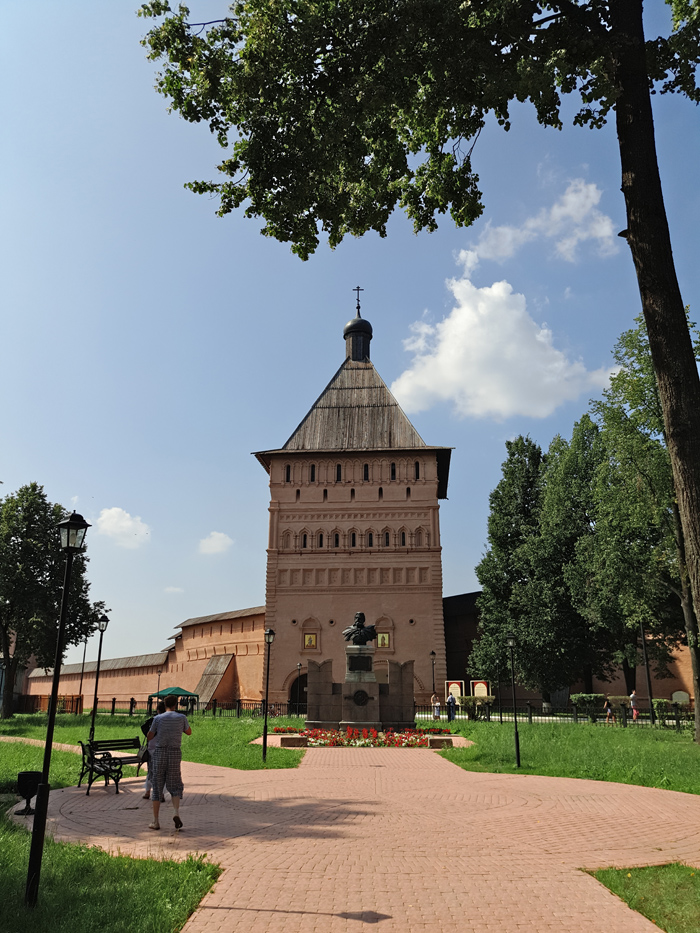 Главная проездная башня, Памятник Д. М. Пожарскому
